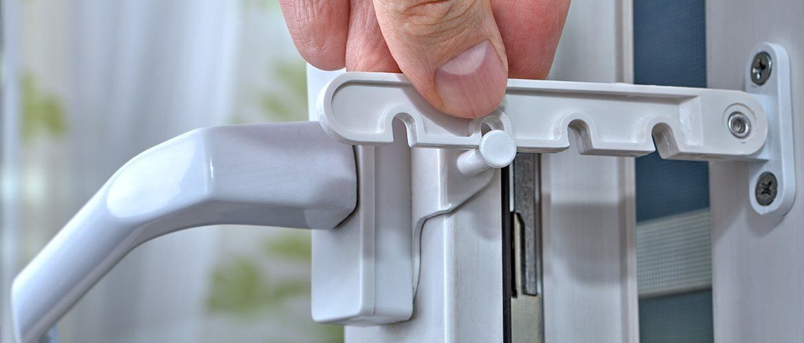 Как выбрать и установить оконный ограничитель: инструкции и рейтинги 2025