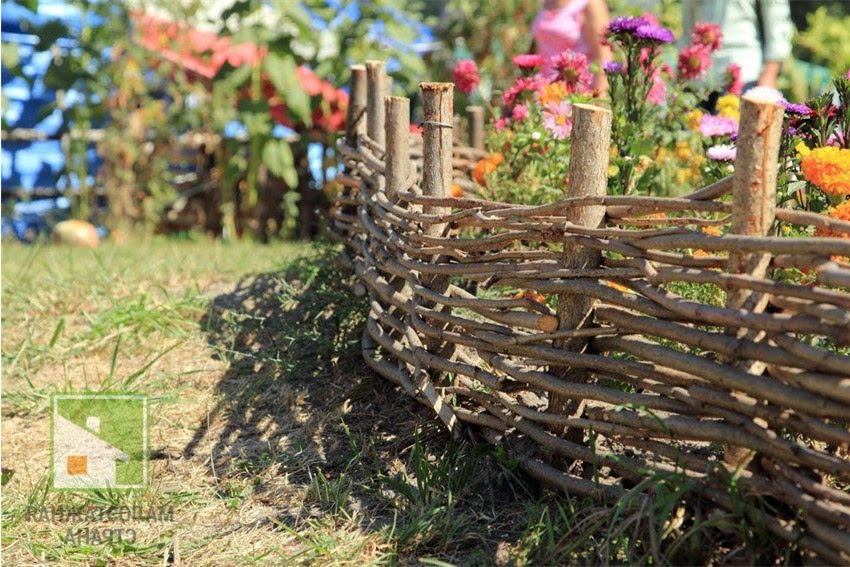 Плетеный забор: купить готовый или сделать своими руками?