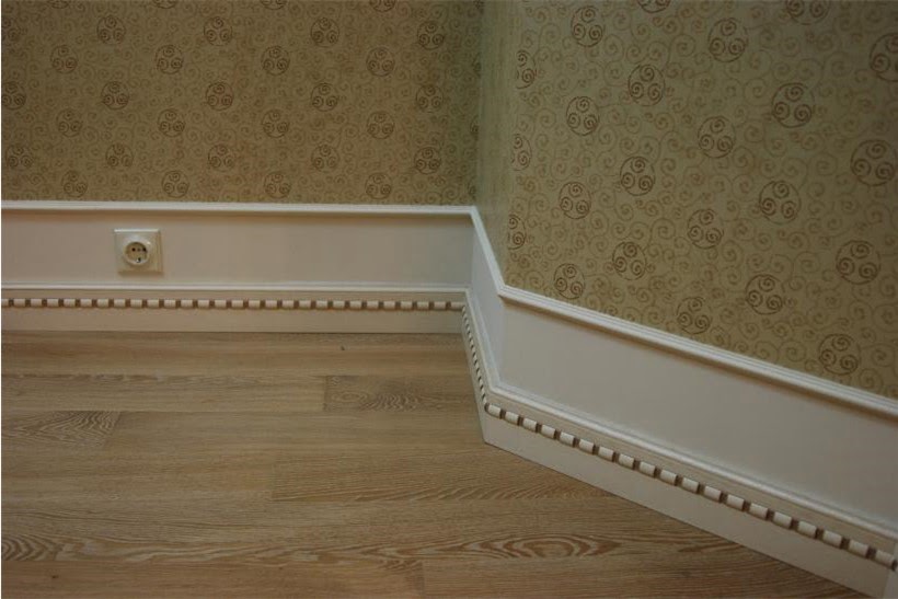 Широкие плинтусы в интерьерах 2025: инструкция по применению