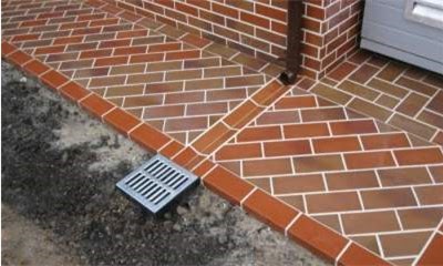 Водоотвод вокруг дома: полное руководство по защите фундамента в 2025