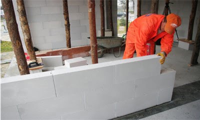 Как правильно класть перегородки из газосиликатных блоков: практика без ошибок