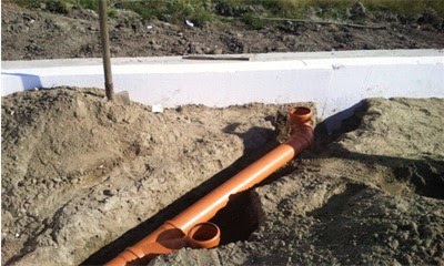 Как правильно проложить коммуникации под плитным фундаментом: 25 критическихаспектов