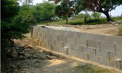 Подпорные стены из ФБС блоков: ключевые аспекты строительства и нормы 2025