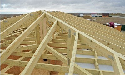 Стропильные системы домов 2025: от выбора древесины до монтажа по нормам