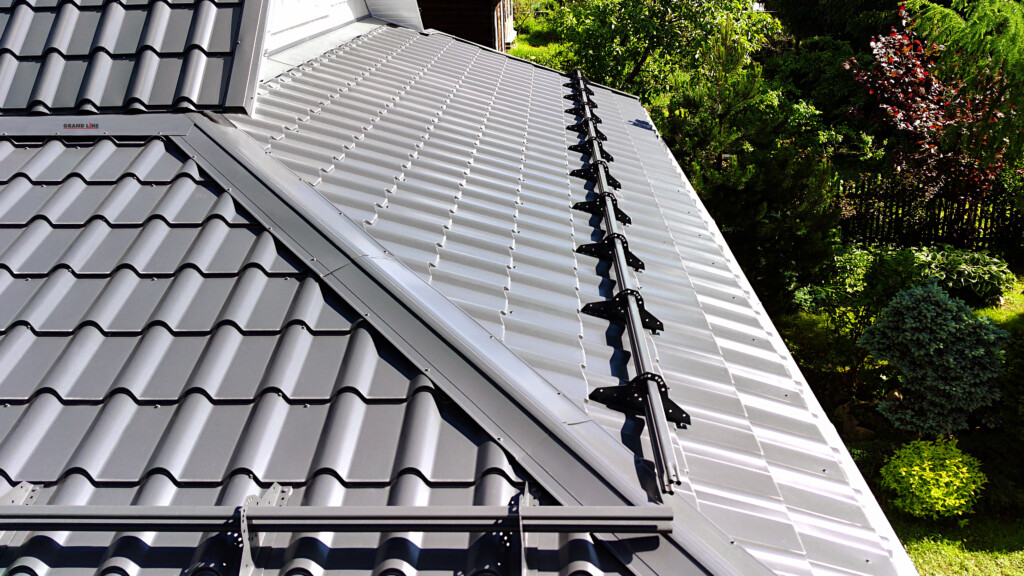 Как правильно крепить металлочерепицу саморезами: схемы, расчёты, ошибки монтажа