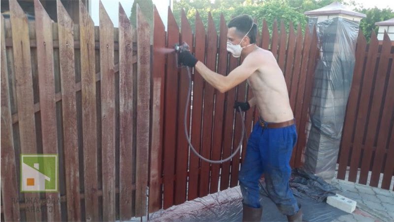 Современные решения для покраски и защиты заборов: технологии 2025 года фото